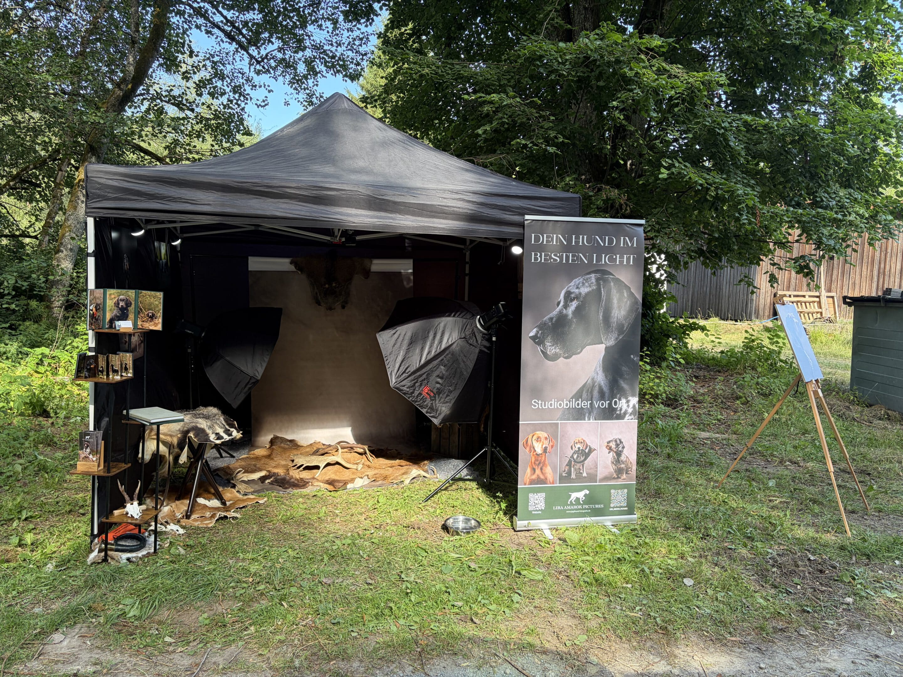 Ein Studiomessestand auf einer Wiese.